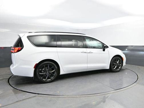 Bright White Clearcoat 2026 Chrysler Pacifica L