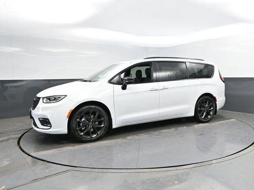 Bright White Clearcoat 2026 Chrysler Pacifica L