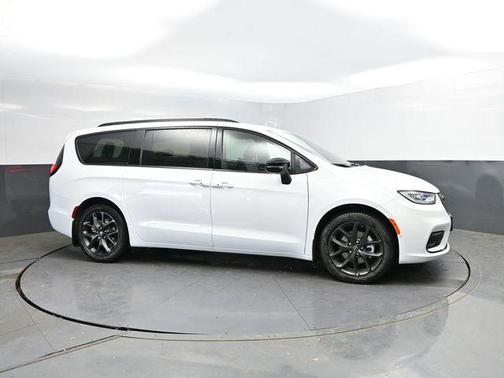 Bright White Clearcoat 2026 Chrysler Pacifica L