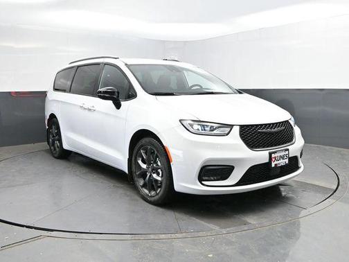 Bright White Clearcoat 2026 Chrysler Pacifica L