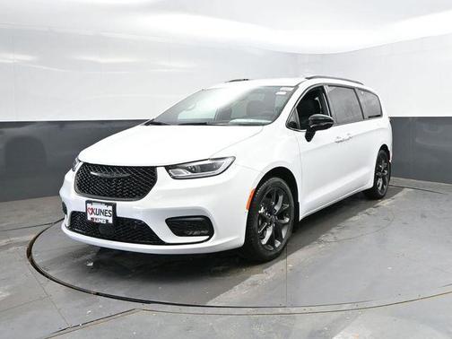 Bright White Clearcoat 2026 Chrysler Pacifica L