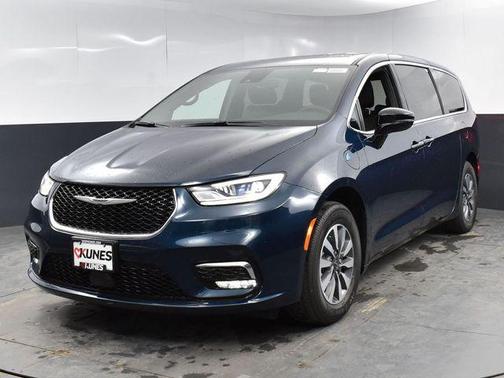 2025 Chrysler Pacifica Hybrid Select