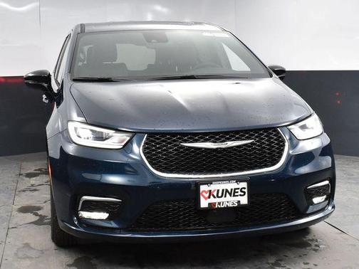 2025 Chrysler Pacifica Hybrid Select