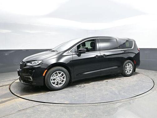 Diamond Black Crystal Pearlcoat 2026 Chrysler Pacifica L
