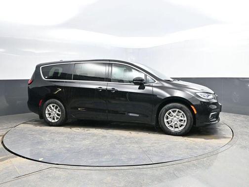 Diamond Black Crystal Pearlcoat 2026 Chrysler Pacifica L