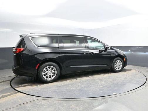 Diamond Black Crystal Pearlcoat 2026 Chrysler Pacifica L