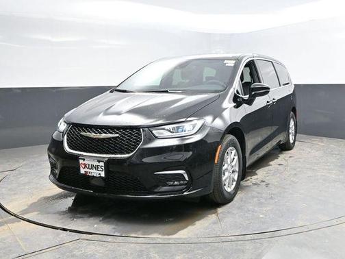 Diamond Black Crystal Pearlcoat 2026 Chrysler Pacifica L