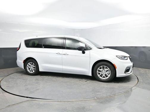 Bright White Clearcoat 2026 Chrysler Pacifica L