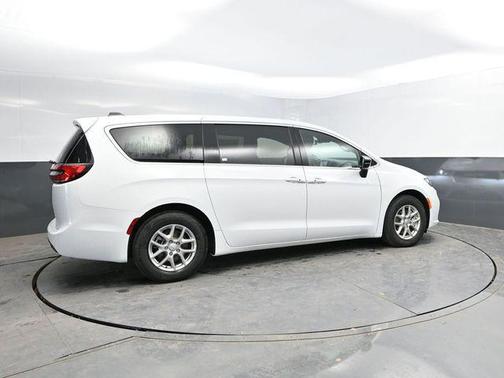 Bright White Clearcoat 2026 Chrysler Pacifica L