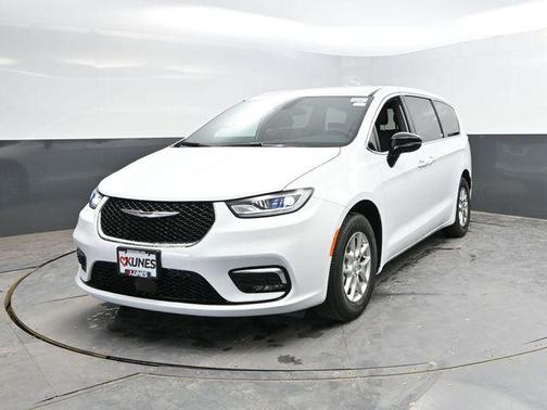 Bright White Clearcoat 2026 Chrysler Pacifica L