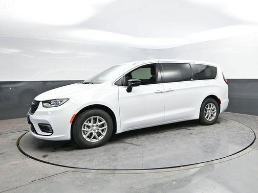 Bright White Clearcoat 2026 Chrysler Pacifica L