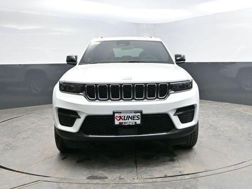 Bright White Clearcoat 2026 Jeep Grand Cherokee Altitude