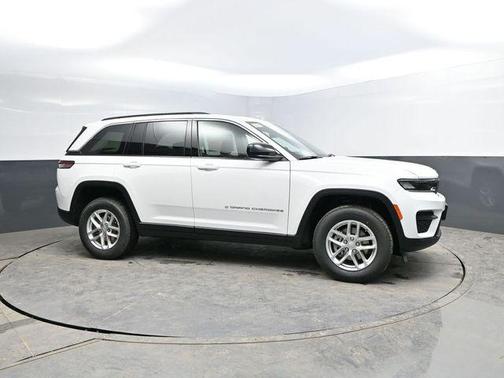 Bright White Clearcoat 2026 Jeep Grand Cherokee Altitude
