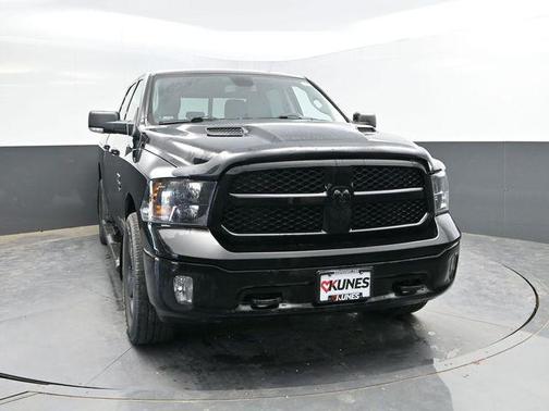 Diamond Black Crystal Pearlcoat 2021 RAM 1500 Classic SLT