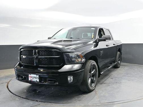 Diamond Black Crystal Pearlcoat 2021 RAM 1500 Classic SLT