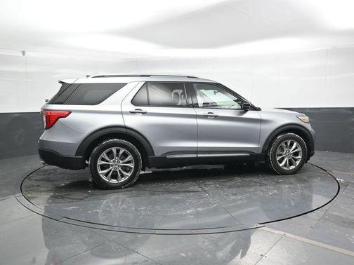 Silver Metallic 2022 Ford Explorer Limited