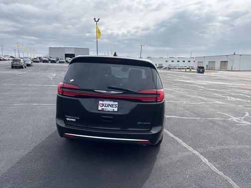 Brilliant Black Crystal Pearlcoat 2023 Chrysler Pacifica Hybrid Touring L