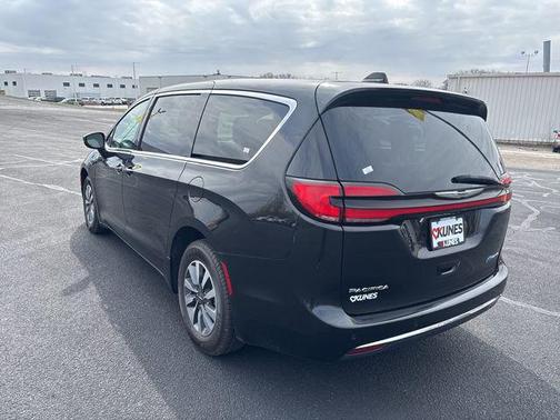 Brilliant Black Crystal Pearlcoat 2023 Chrysler Pacifica Hybrid Touring L