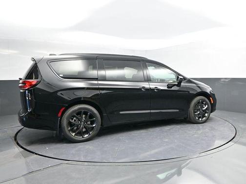 Diamond Black Crystal Pearlcoat 2026 Chrysler Pacifica Limited