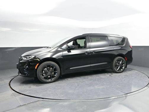 Diamond Black Crystal Pearlcoat 2026 Chrysler Pacifica Limited