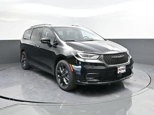 Diamond Black Crystal Pearlcoat 2026 Chrysler Pacifica Limited