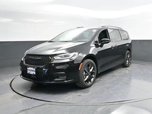 Diamond Black Crystal Pearlcoat 2026 Chrysler Pacifica Limited