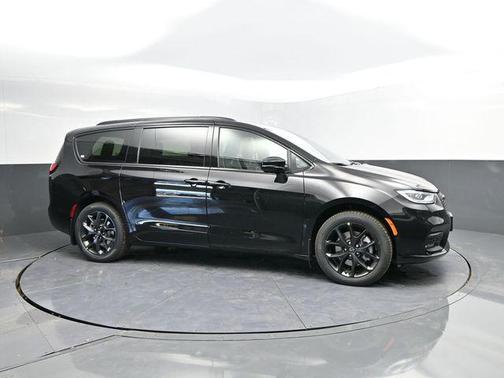 Diamond Black Crystal Pearlcoat 2026 Chrysler Pacifica Limited