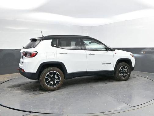 Bright White Clearcoat 2025 Jeep Compass Trailhawk