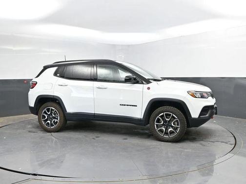 Bright White Clearcoat 2025 Jeep Compass Trailhawk