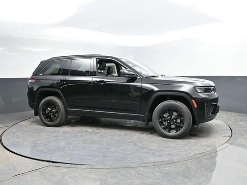 Diamond Black Crystal Pearlcoat 2026 Jeep Grand Cherokee Altitude