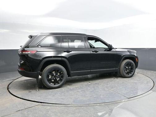 Diamond Black Crystal Pearlcoat 2026 Jeep Grand Cherokee Altitude