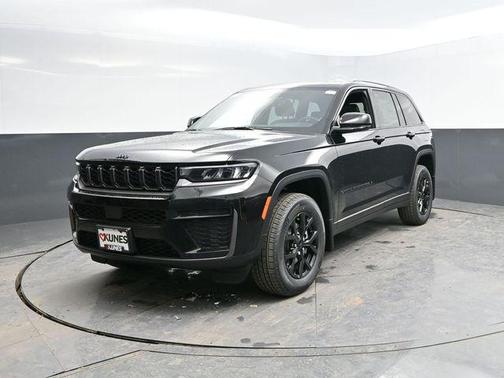 Diamond Black Crystal Pearlcoat 2026 Jeep Grand Cherokee Altitude