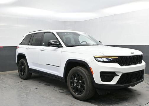 Bright White Clearcoat 2025 Jeep Grand Cherokee Altitude