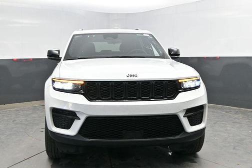 Bright White Clearcoat 2025 Jeep Grand Cherokee Altitude