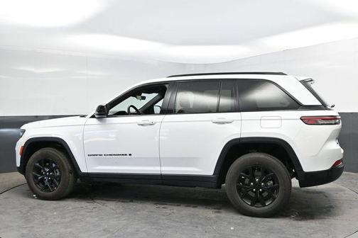 Bright White Clearcoat 2025 Jeep Grand Cherokee Altitude