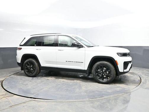 Bright White Clearcoat 2026 Jeep Grand Cherokee Altitude