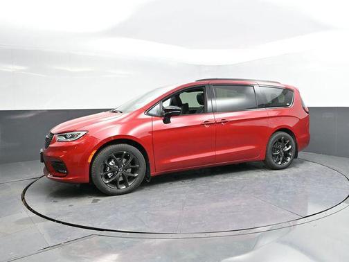 Red Hot Pearlcoat 2026 Chrysler Pacifica L