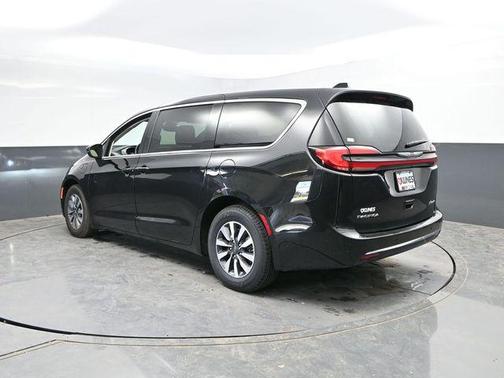 Brilliant Black Crystal Pearlcoat 2023 Chrysler Pacifica Hybrid Touring L