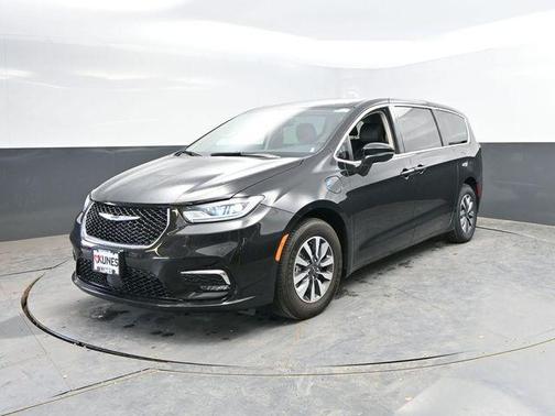 Brilliant Black Crystal Pearlcoat 2023 Chrysler Pacifica Hybrid Touring L