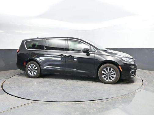 Brilliant Black Crystal Pearlcoat 2023 Chrysler Pacifica Hybrid Touring L