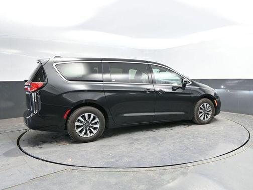 Brilliant Black Crystal Pearlcoat 2023 Chrysler Pacifica Hybrid Touring L
