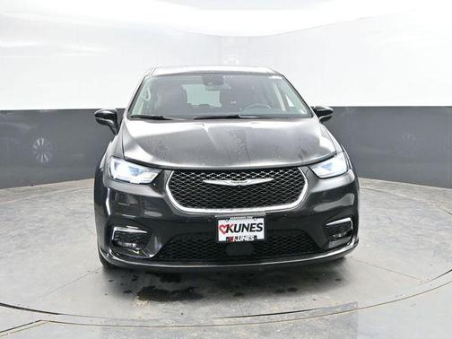 Brilliant Black Crystal Pearlcoat 2023 Chrysler Pacifica Hybrid Touring L