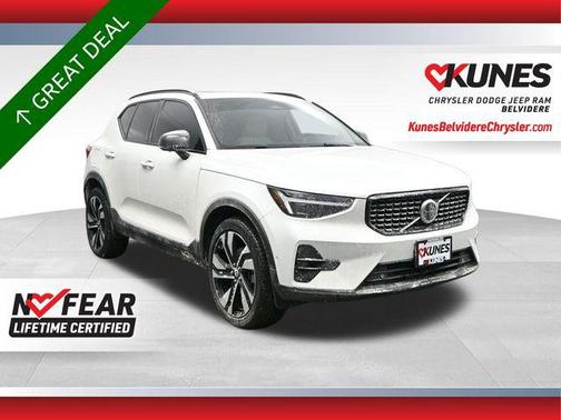 Crystal White Metallic 2023 Volvo XC40 B5 Ultimate Dark Theme