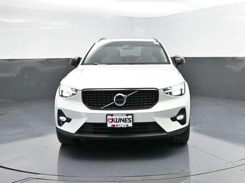 2023 Volvo XC40 B5 Ultimate Dark Theme
