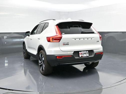 2023 Volvo XC40 B5 Ultimate Dark Theme