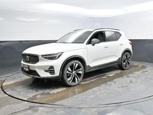 2023 Volvo XC40 B5 Ultimate Dark Theme