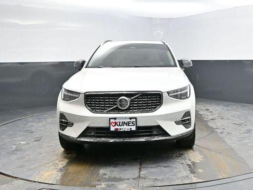 2023 Volvo XC40 B5 Ultimate Dark Theme
