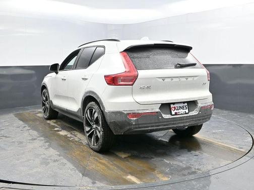 2023 Volvo XC40 B5 Ultimate Dark Theme