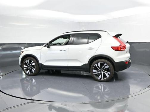 2023 Volvo XC40 B5 Ultimate Dark Theme