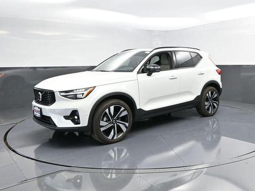 2023 Volvo XC40 B5 Ultimate Dark Theme